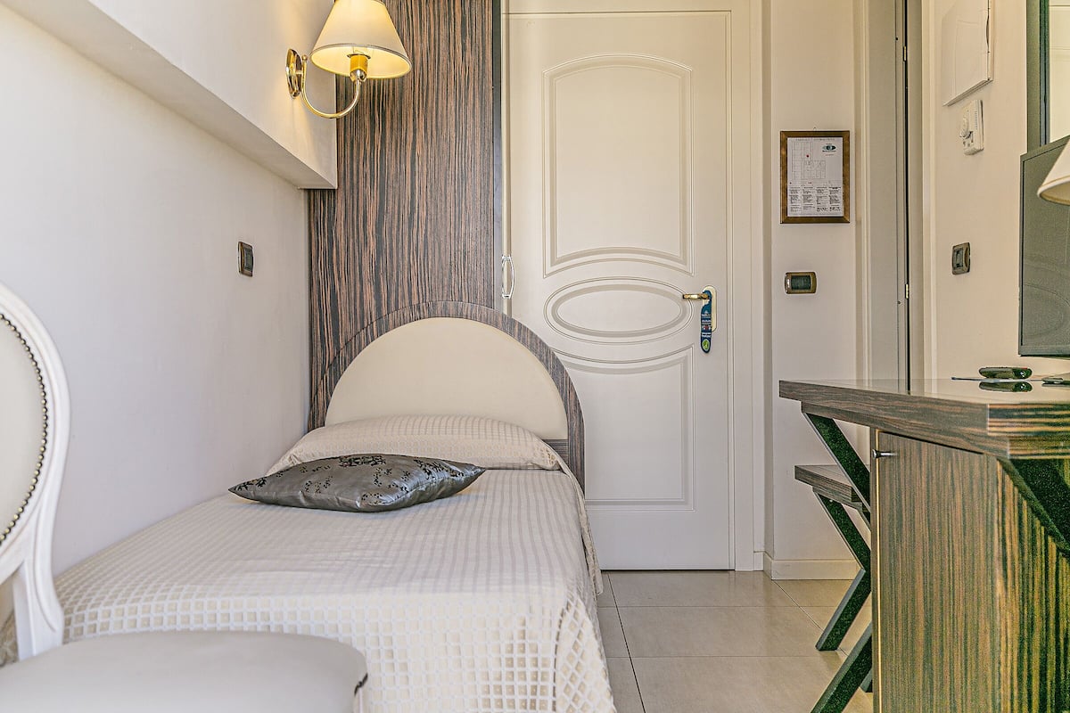 Standard Single Room | 1 bedroom, minibar, in-room safe, soundproofing