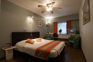 Quarto casal | Roupas de cama premium, escrivaninha, berços grátis