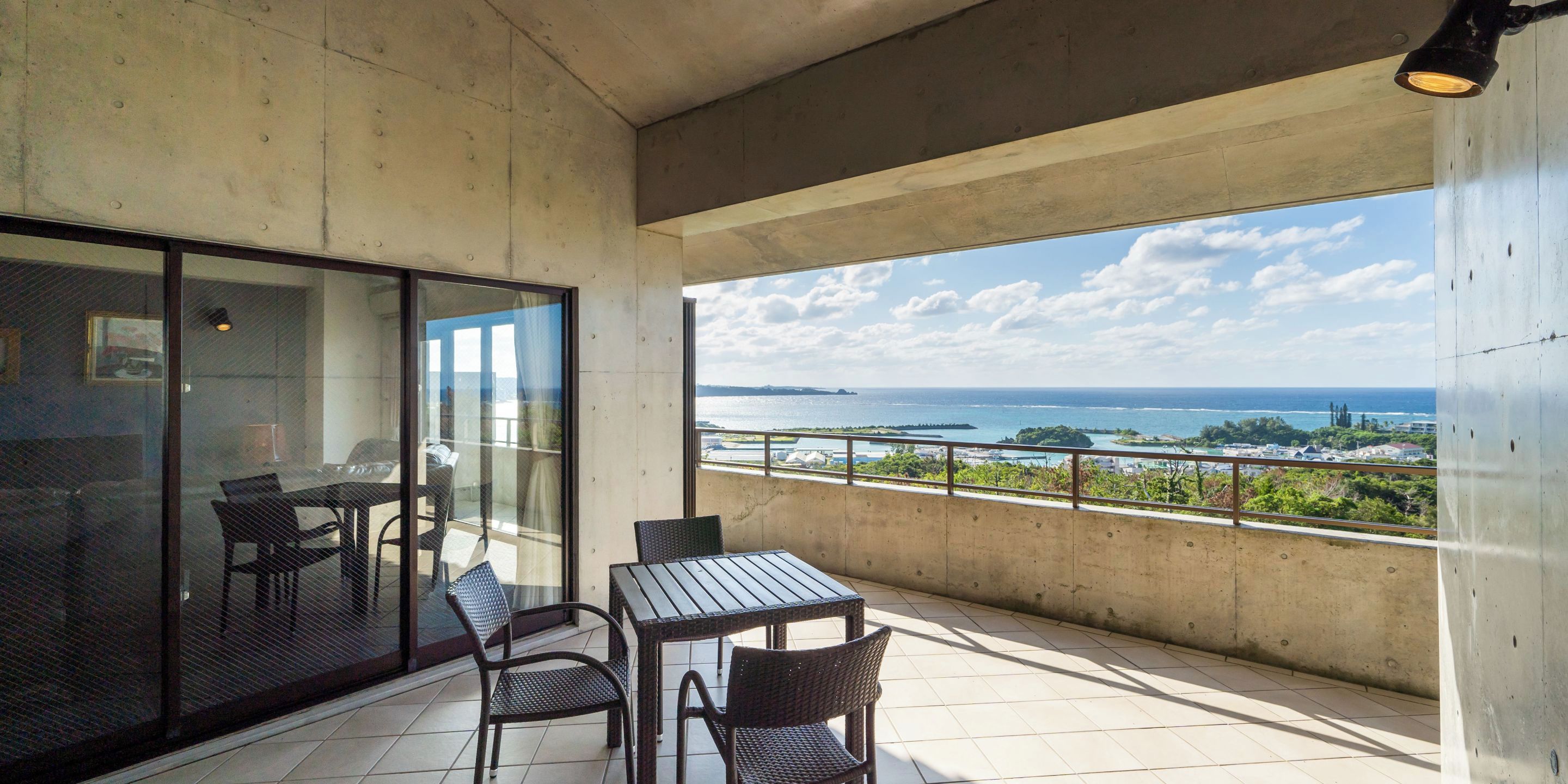 Ein Balkon mit Blick auf das Meer und die Stadt.