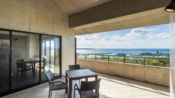 Ein Balkon mit Blick auf das Meer und die Stadt.