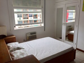 Quarto casal de uso individual | Escrivaninha, cortinas blackout, ferros/tábuas de passar roupa