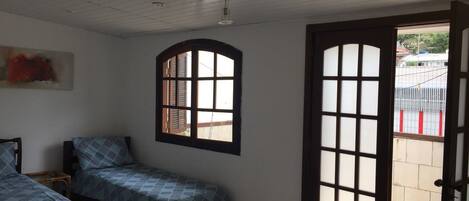 Quarto casal de uso individual | Escrivaninha, cortinas blackout, ferros/tábuas de passar roupa