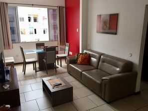 Quarto casal de uso individual | Sala de estar | TV de plasma 32 polegadas com canais a cabo, TV