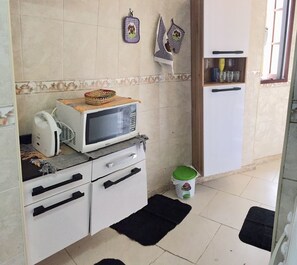 Quarto casal de uso individual | Cozinha privada | Geladeira, micro-ondas, cafeteira/chaleira