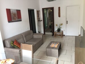 Quarto casal de uso individual | Área de estar | TV de plasma 32 polegadas com canais a cabo, TV