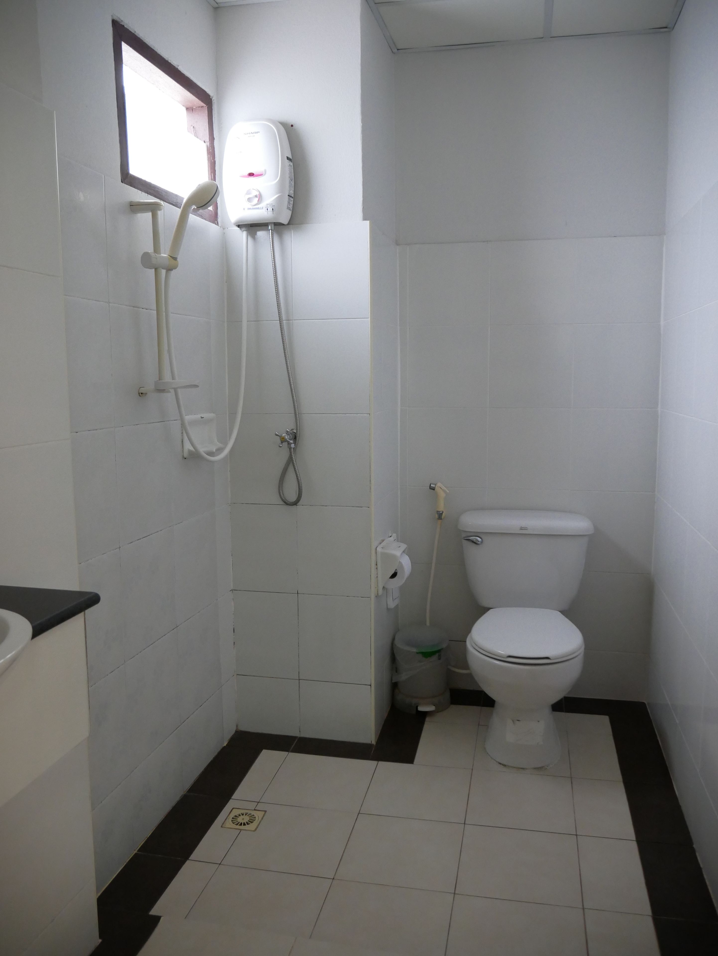 family triple room  | bathroom | shower, free toiletries, towels