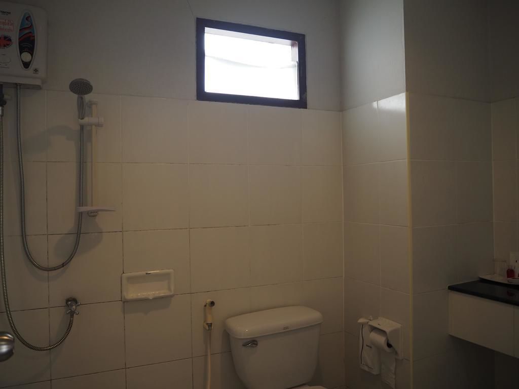 standard twin room | bathroom | shower, free toiletries, towels