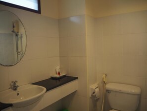 Ducha, artículos de tocador gratuitos, toallas