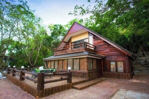 Desk, blackout curtains, free WiFi, bed sheets - Bhumisiri Hill Khaoyai (Pak Chong)
