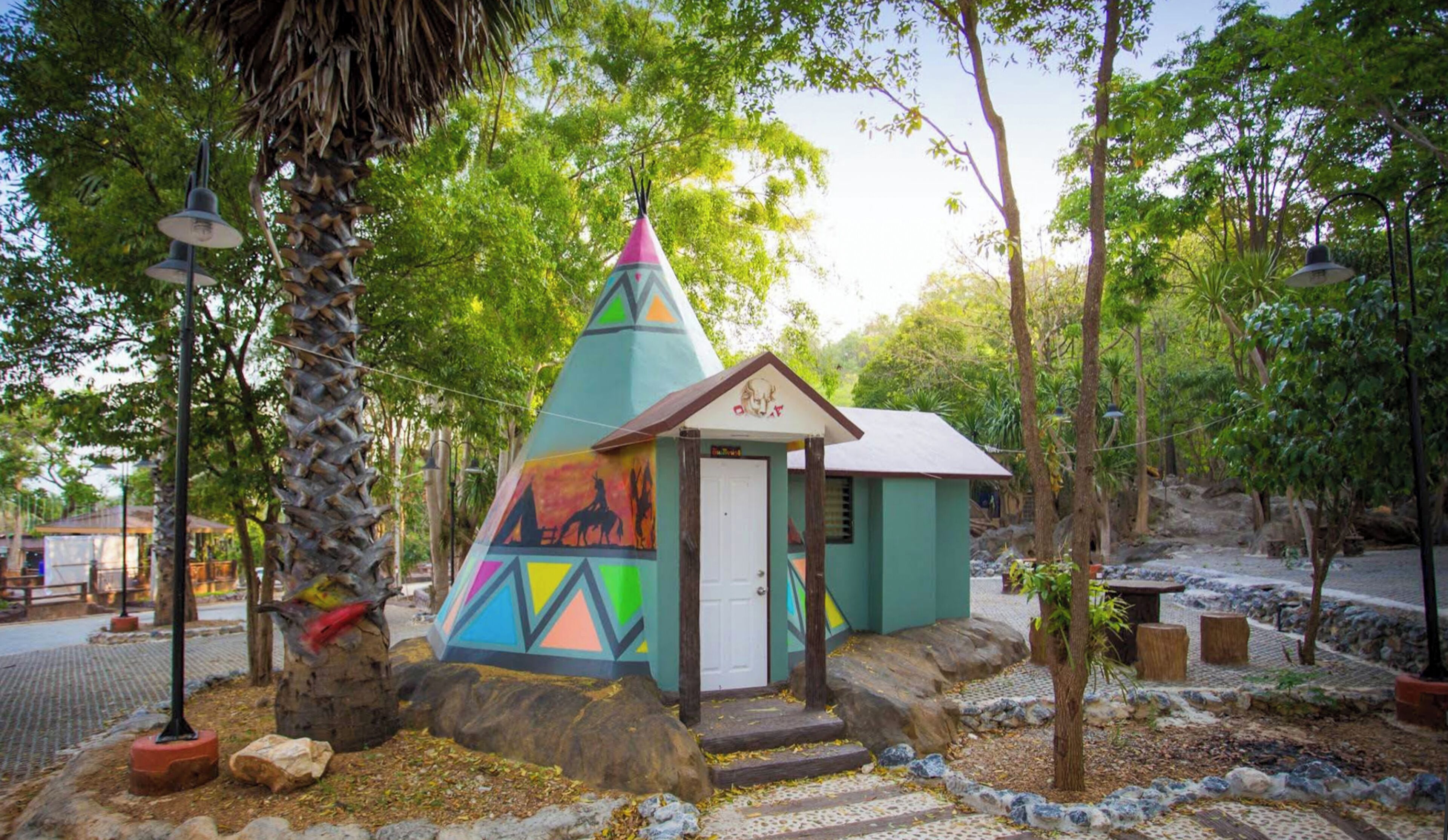 Indearna | Desk, blackout curtains, free WiFi, bed sheets