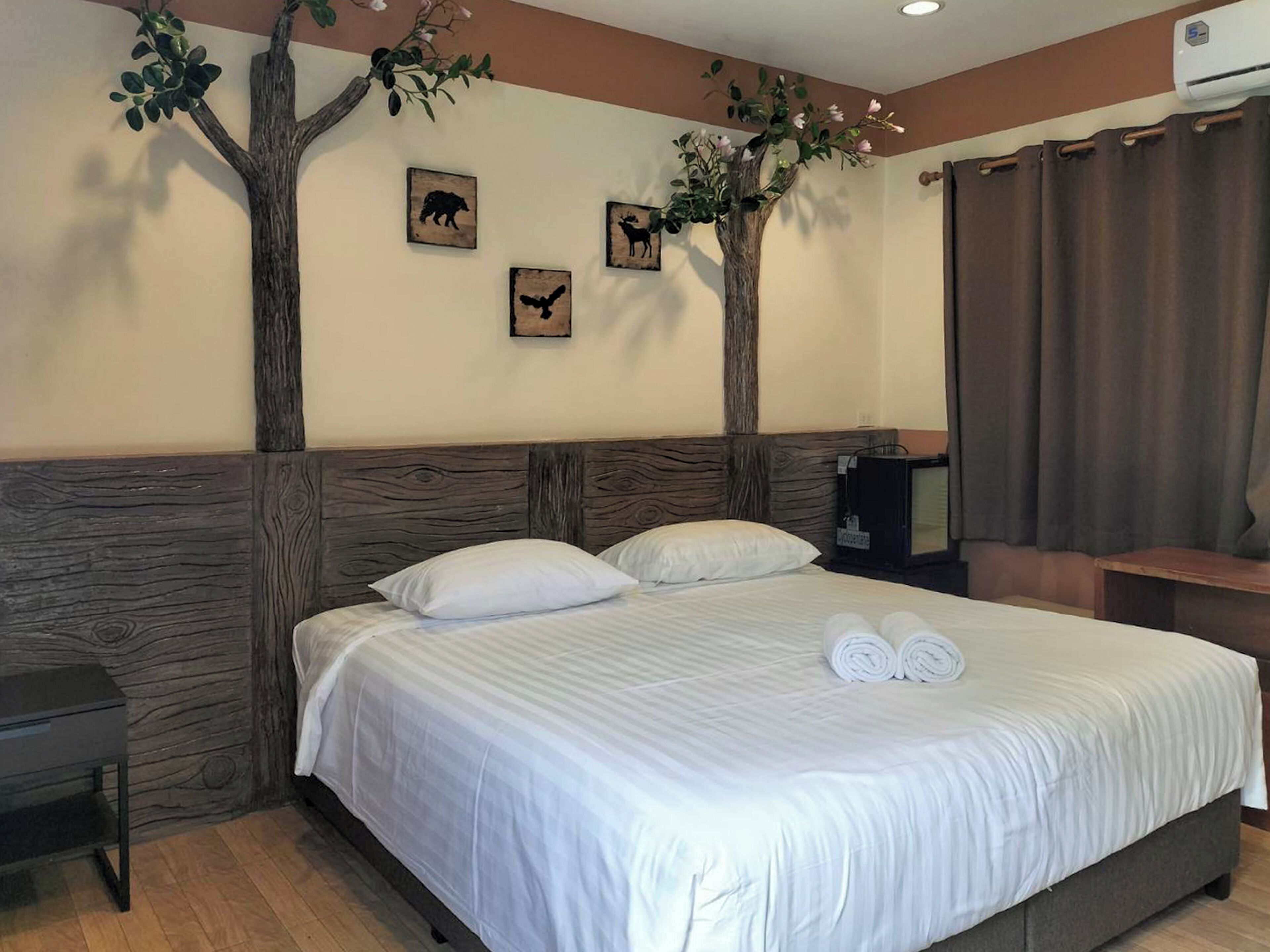 Deluxe Room, 1 King Bed | Desk, blackout curtains, free WiFi, bed sheets