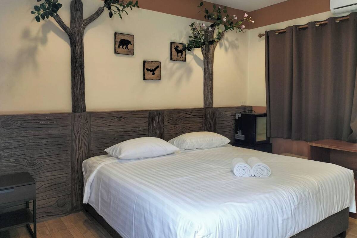 Habitación Deluxe, 1 cama de matrimonio grande | Escritorio, cortinas opacas, wifi gratis y ropa de cama