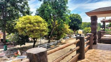 Deluxe Room, 1 King Bed | Garden view