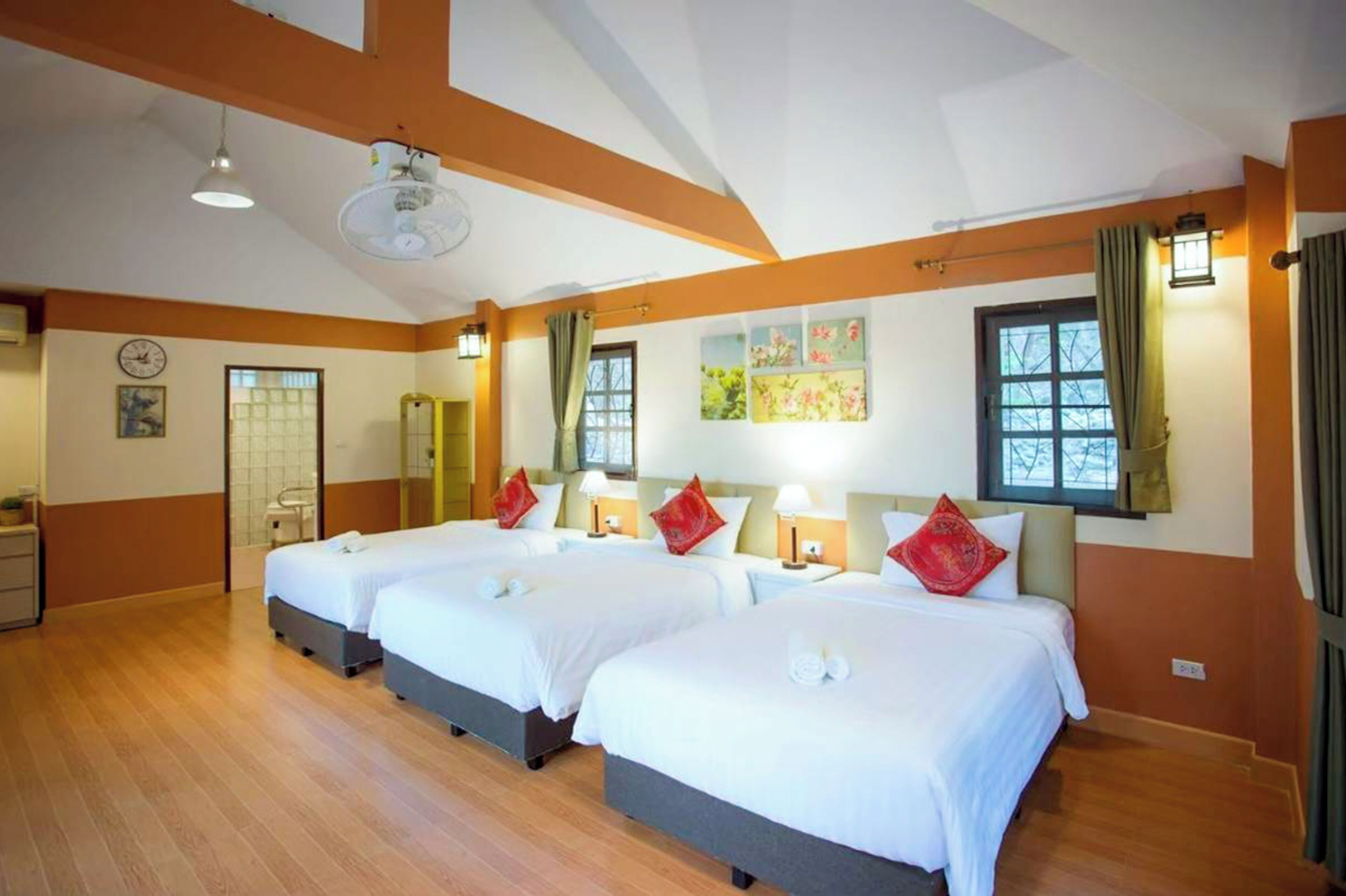 Ban L Family | Desk, blackout curtains, free WiFi, bed sheets