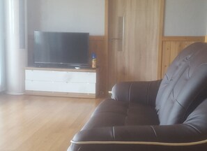 House | Ruang tamu | 42 inci televisyen skrin rata dengan kabel, TV 