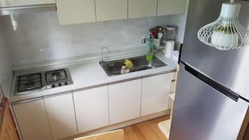 Casa | Cocina privada | Refrigerador con congelador, microondas y tetera eléctrica