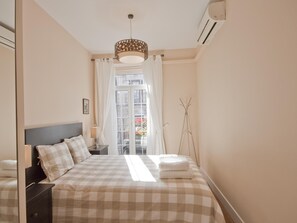 2 bedrooms, iron/ironing board, internet, bed sheets