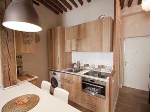 Kühlschrank, Mikrowelle, Ofen, Geschirrspüler