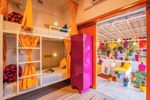 Bed In 10 Bed Mixed AC Dormitory Room With Shared Bathroom | Két bảo mật tại phòng, phòng cách âm 