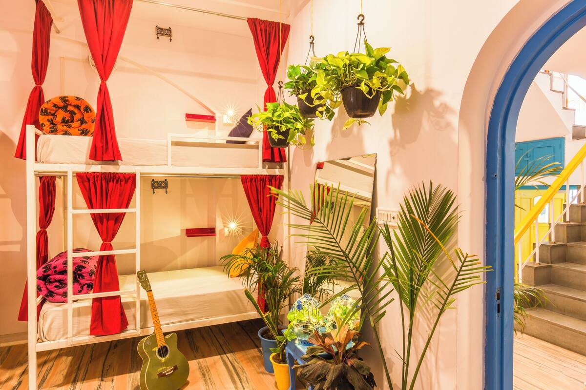 Caja de seguridad en la habitación y sistema de insonorización