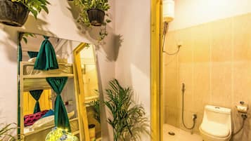 Bed In 8 Bed Mixed AC Dormitory Room With Ensuite Bathroom | Badrum | Dusch och handdukar