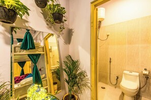 Bed In 8 Bed Mixed AC Dormitory Room With Ensuite Bathroom | Phòng tắm | Buồng tắm vòi sen, khăn tắm 