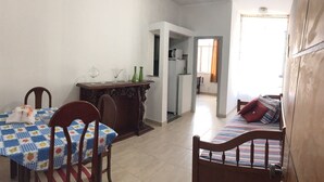 A compact living space with a dining area, a kitchenette, and a bed. - Apartamento Copacabana Central (Rio de Janeiro)