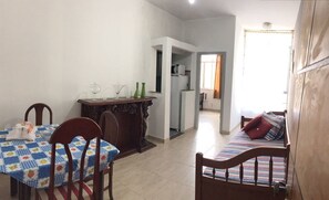 Basic Room, 1 Bedroom, City View, Corner | Living area