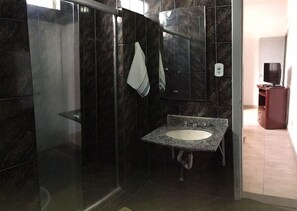 Eenvoudige kamer, 1 slaapkamer, uitzicht op de stad, hoek | Badkamer | Een douche, handdoeken