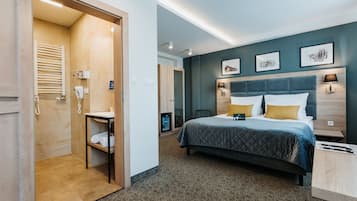 Quarto casal luxo, 1 cama King | Frigobar, cofres nos quartos, escrivaninha, quartos à prova de som