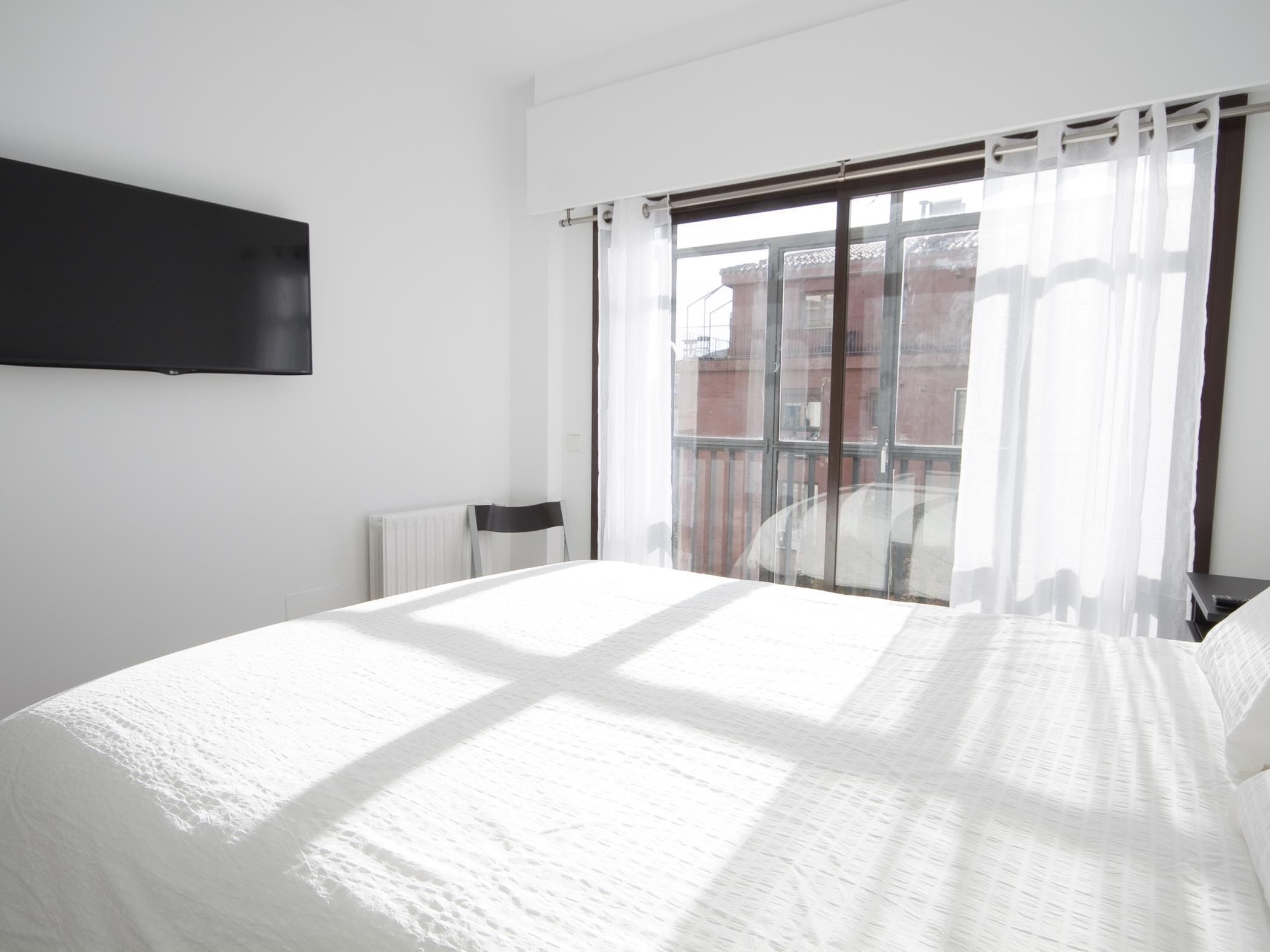 3 bedrooms, iron/ironing board, internet, bed sheets