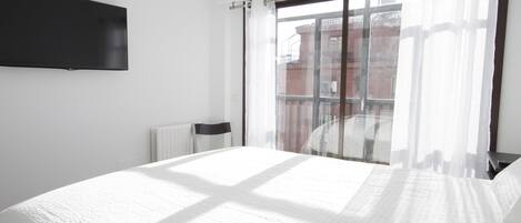 3 bedrooms, iron/ironing board, internet, bed sheets