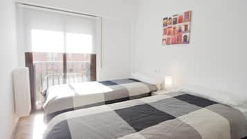 3 habitaciones, tabla de planchar con plancha, internet y ropa de cama