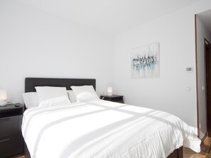 3 bedrooms, iron/ironing board, Internet, bed sheets