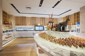 3 restaurants servant le déjeuner, le dîner et le souper