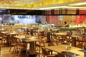 3 restaurants, breakfast, lunch, dinner served; Chinese cuisine 