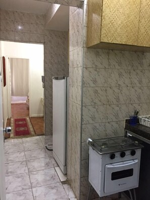 Room, Partial Sea View, Corner | Private kitchenette | Fridge, microwave, stovetop, cookware/dishes/utensils - Copacabana Ocean Breeze (Rio de Janeiro)