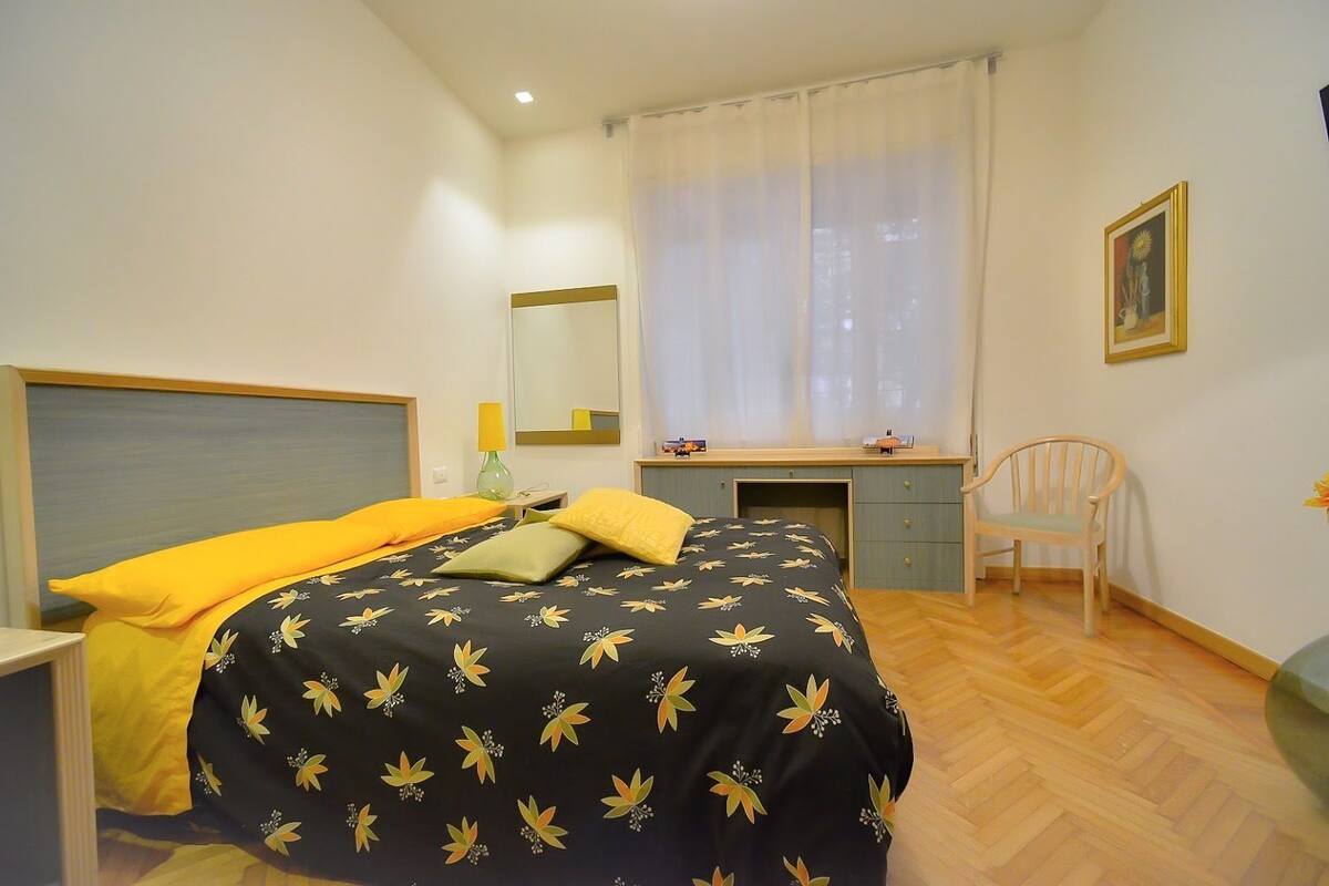 Habitación doble superior | 1 dormitorio, caja fuerte, escritorio y tabla de planchar con plancha