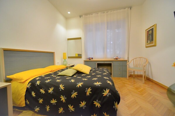 Habitación doble superior | 1 dormitorio, caja fuerte, escritorio y tabla de planchar con plancha