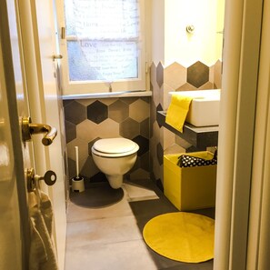 Habitación doble superior | Baño | Ducha, artículos de higiene personal gratuitos, secador de pelo y bidé