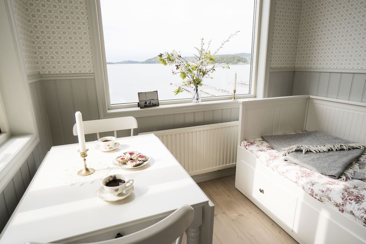 Iron/ironing board, cribs/infant beds, bed sheets