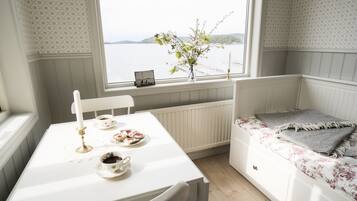 Iron/ironing board, cribs/infant beds, bed sheets