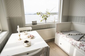 Iron/ironing board, cribs/infant beds, bed sheets - Anfasteröd Gårdsvik (Ljungskile)