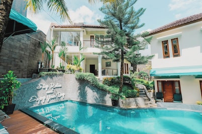 Aleyra Hotel and Villa Garut