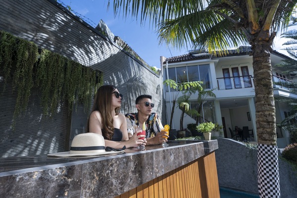 Bar tepi kolam renang