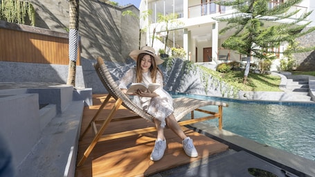 Una piscina al aire libre. Aleyra Hotel and Villa Garut