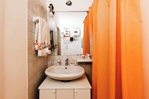 Casa clássico | Banheiro | Chuveiro, secador de cabelo, bidê 