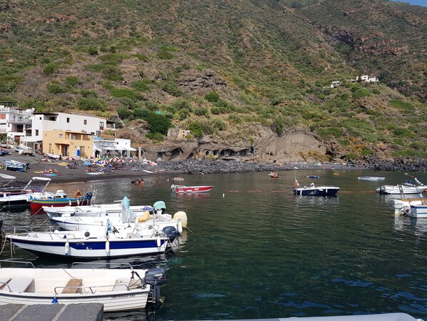 Beach nearby, black sand, beach umbrellas, beach towels - Villa Mariella Pittorino B&B (Leni)