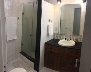 Double Room Single Use | Bathroom | Shower, towels - Bossa Nova Flat (Rio de Janeiro)