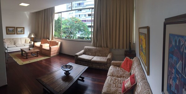 Doppelzimmer zur Einzelnutzung | Wohnbereich | 32-Zoll-Plasmafernseher mit Kabelempfang, Fernseher